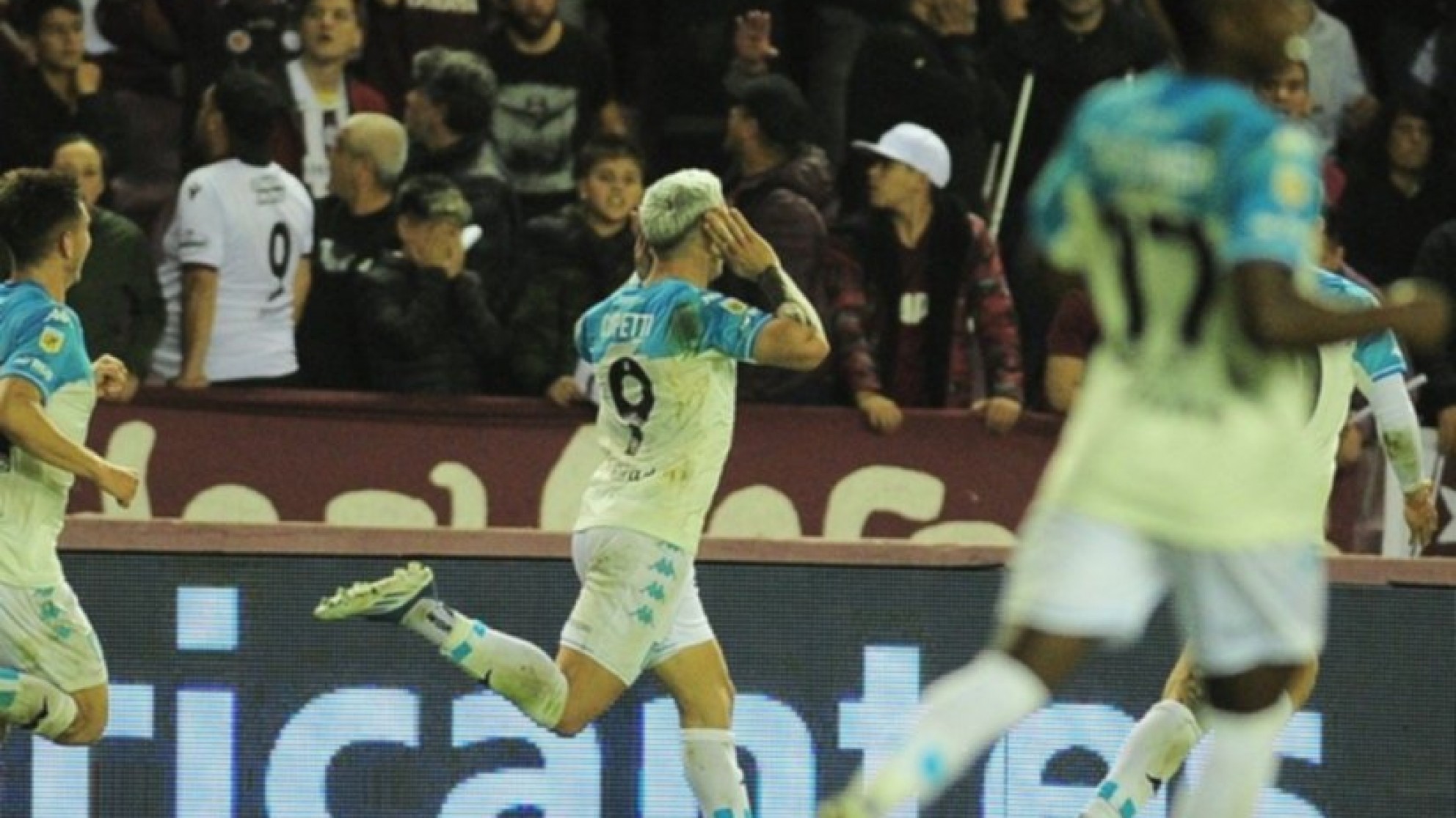 Racing derrotó sobre el final a Lanús y es el único puntero del campeonato